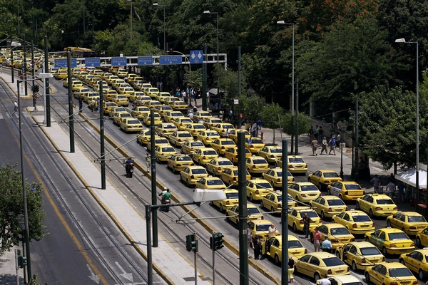 В Греции бастующие таксисты заблокировали дороги туристам. Фото: Angelos Tzortzinis/Getty Images