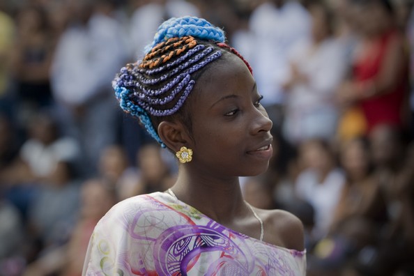 Дивовижні афро-зачіски. Фото: LUIS ROBAYO/AFP/GettyImages