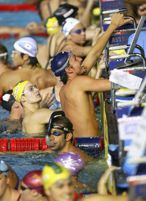 Плавці відпочивають під час чемпіонату світу з водних видів спорту в Мельбурні. Фото: Cameron Spencer/Getty Images