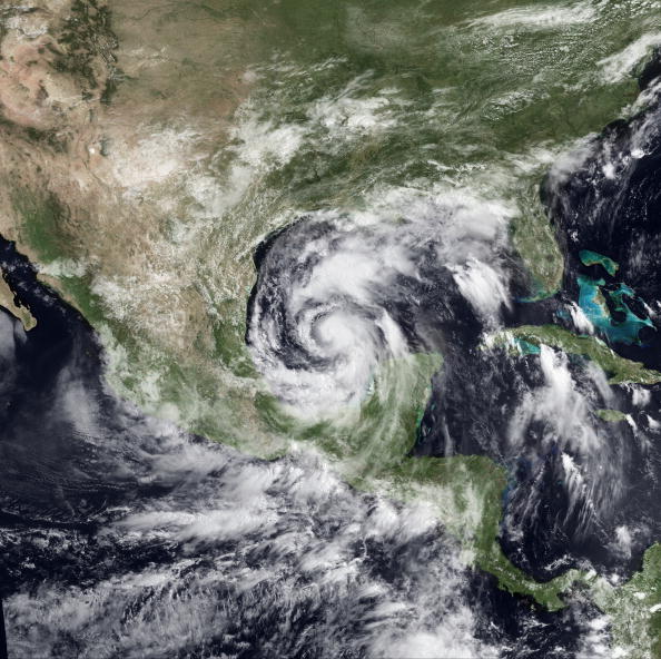 Тропический ураган «Алекс» достигает побережья Мексиканского Залива. Фоторепортаж. Фото: NOAA via Getty Images