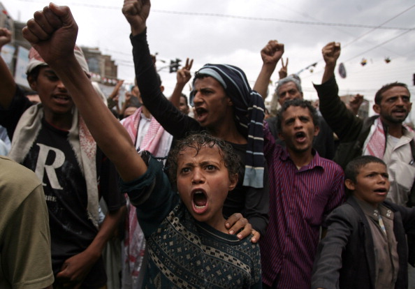 Єменські антиурядові демонстранти скандують лозунги проти президента Алі Абдалли Салеха в Сані, 12 червня 2011 року. Ємен закликав опозиційні сили GCC до дії, щоб здійснити в країні швидкий перехід влади, з тим щоб заповнити політичний вакуум, створений в