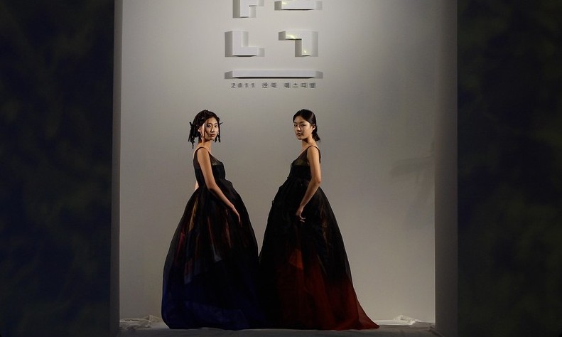 Корейская одежда на Hanbok Fashion Show. Фото: Chung Sung-Jun/Getty Images