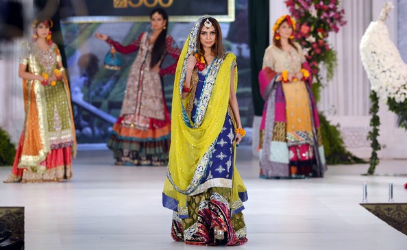 Останні тенденції пакистанської весільної моди. Фото: Arif Ali/AFP/GettyImages