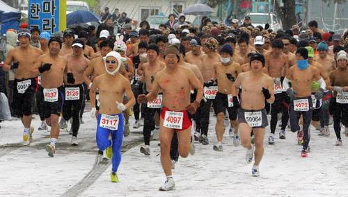 В Южной Корее в честь снежного фестиваля провели марафон на 5 и 10 км. Фото: CHOI WON-SUK/AFP/Getty Images