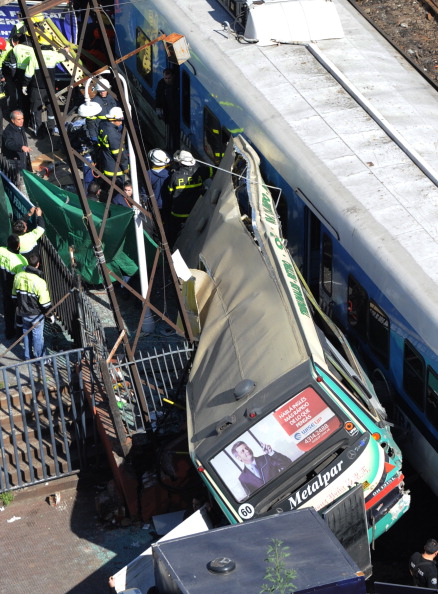 В Аргентині зіткнулися відразу автобус і два потяги. Фото: Daniel Garcia / Getty Images