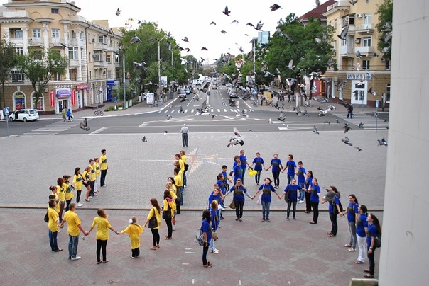 Украинцы обняли друг друга во время флешмоба. Мариуполь. Фото предоставлено организаторами акции