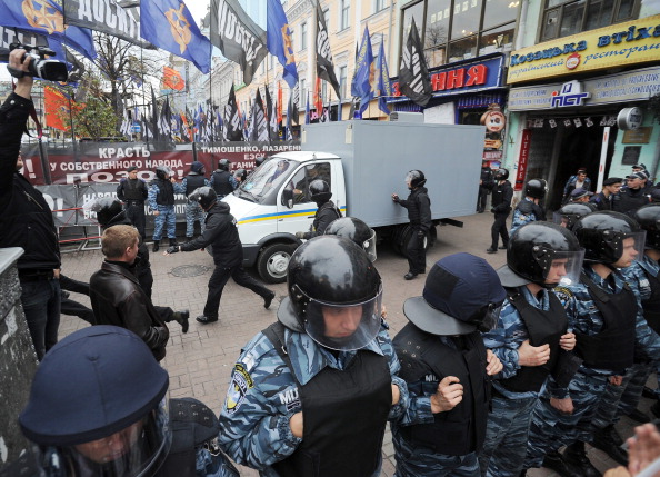 «Беркут» оттеснил митингующих в поддержку Тимошенко от здания суда. Фото: POLEZHAKA SERGEY/AFP/Getty