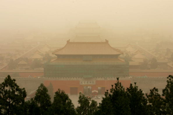 Пекин накрыла сильная пылевая буря. Фото: China Photos/Getty Images