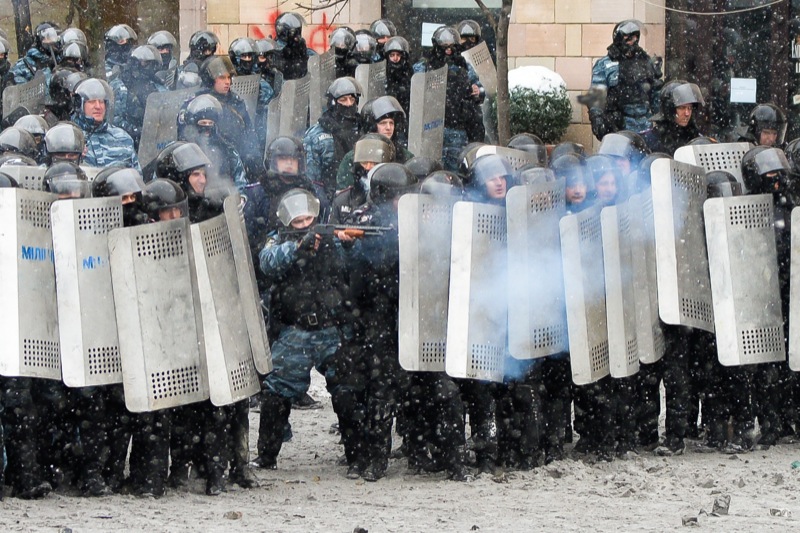Противостояние между противниками украинской власти и силовиками в Киеве на улице Грушевского. Фото: Велика Епоха
