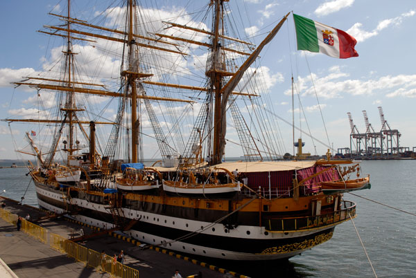 Военный итальянский парусник Amerigo Vespucci прибыл в Одессу. Фото: Владимир Бородин/The Epoch Times