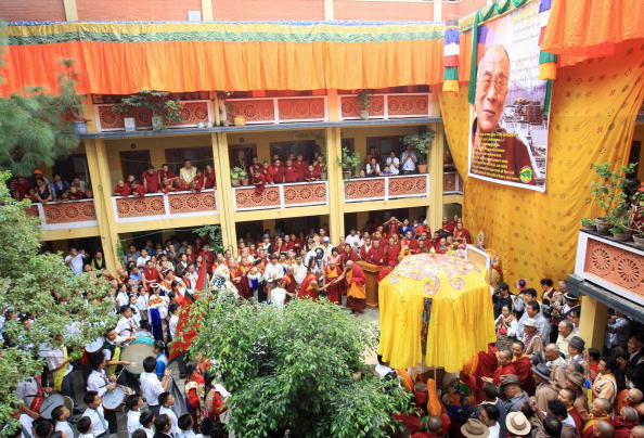 Сотни тибетских беженцев и гостей Индии приняли участие в праздновании 74-го Дня рождения Далай-ламы XIV. Индия. 6 июля. Фото:Getty Images