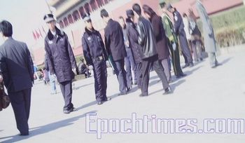 Четвёртый контрольно-пропускной пункт перед входом на площадь Тянь-Ань-Мэнь. Фото: The Epoch Times