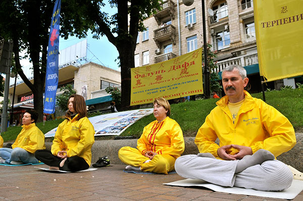 Послідовники Фалуньгун виконують вправи цигун і медитацію під час акції на Хрещатику 14 травня 2011. Фото: The Epoch Times Україна