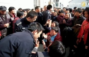 Протест против запуска электростанции. Посёлок Дункан провинции Цзянсу. Апрель 2011 год. Фото: NTD