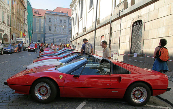 Ferrari на маленькому параді в Празі. Фото: Лора Ларса / Велика Епоха (The Epoch Times)