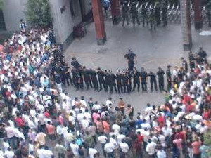 Возмущенные люди собрались напротив здания администрации префектуры. Фото: С сайта epochtimes.com