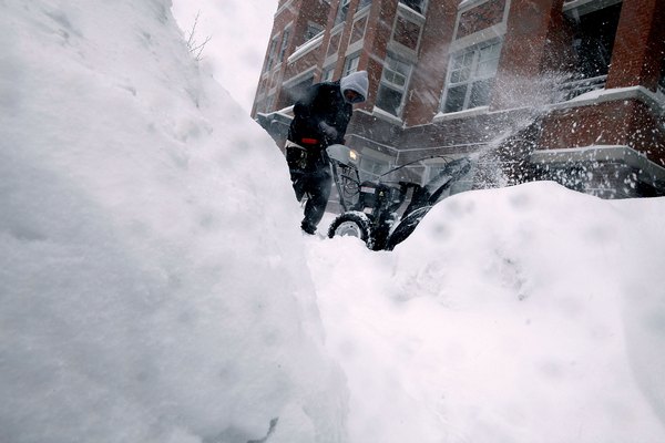Интенсивные снежные бури во многих городах восточного побережья США парализовали движение. Фото: AFP/Getty Images