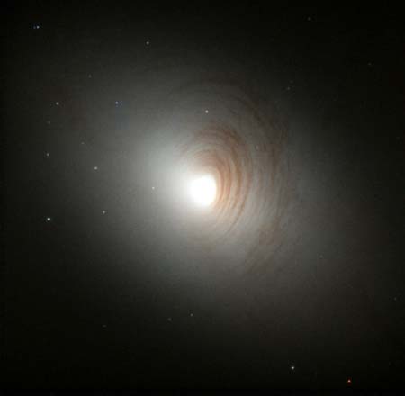 4 квітня 2002 р. Галактика. Ядро, що світиться в її центрі, опоясує тьмяніший браслет. Фото: NASA and The Hubble Heritage Team (STScI/AURA)