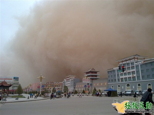 Песчаная буря в уезде Минчин провинции Ганьсу. 24 апреля 2010 год. Фото: minqin.net 