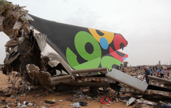 В Триполи столице Ливии разбился пассажирский самолет. 104 человека погибли, выжил восьмилетний мальчик. Фоторепортаж. Фото: MAHMUD TURKIA/AFP/Getty Images