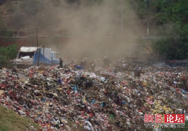 Одна из крупных свалок мусора в Китае