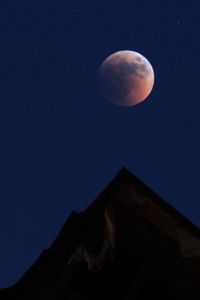 Повне місячне затемнення відбулося 15 червня 2011 року. Фото: Володимир Бородін/The Epoch Times України