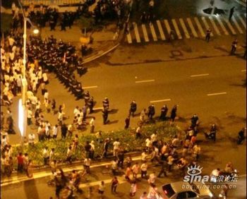 Акция протеста крестьян. Посёлок Ганкоу провинции Гуандун. 26 июня. Фото с epochtimes.com