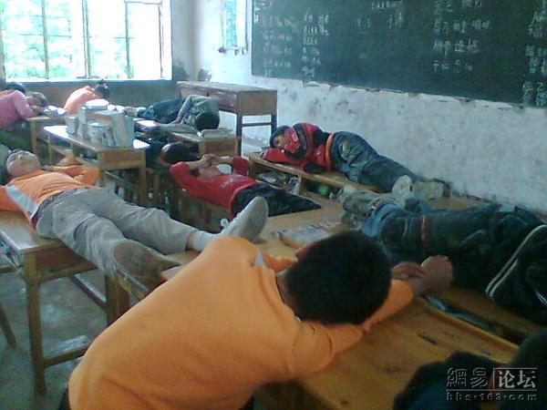 Ученики спят во время полуденного перерыва в одной из сельских китайских школ. Фото: The Epoch Times