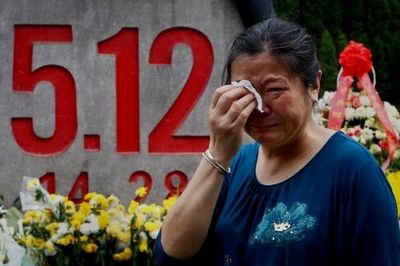 Годовщина землетрясения в провинции Сычуань Люди оплакивают своих погибших родных. Фото: Feng Li/Getty Images