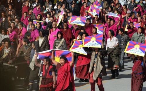 14 березня. Ченці монастиря Лабрагн очолили акцію протесту. Вони несуть прапори Тибету і викрикують гасла за вільний Тибет. Фото: AFP