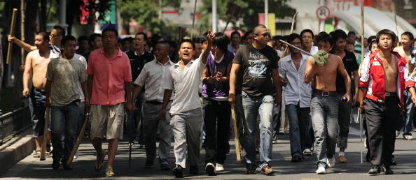 На улицы Урумчи вышли ханьцы с палками, чтобы отомстить уйгурам. 7 июля 2009 год. Фото: PETER PARKS/AFP/Getty Images