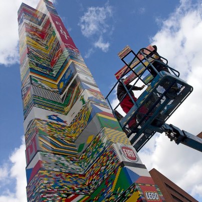 В Чехии соорудили самую высокую в мире башню из конструктора Lego. Фото: facebook.com/LEGOvez