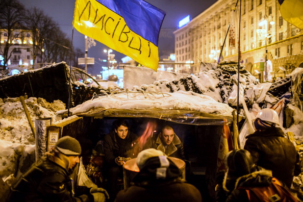 За ночь в центре Киева увеличилось число баррикад. Фото: Brendan Hoffman/Getty Images