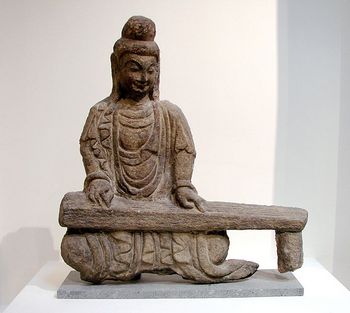 Будда, играющий на цине. Каменная статуэтка относится к периоду династии Северная Вэй (386-534 гг. н.э.). Фото с wikipedia.org