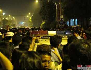 Многотысячная акция протеста против произвола чиновника. Провинция Аньхой. Фото с epochtimes.com