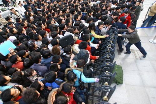 Ищущие работу студенты и выпускники приехали на ярмарку труда в г.Чженчжоу. Фото с secretchina.com