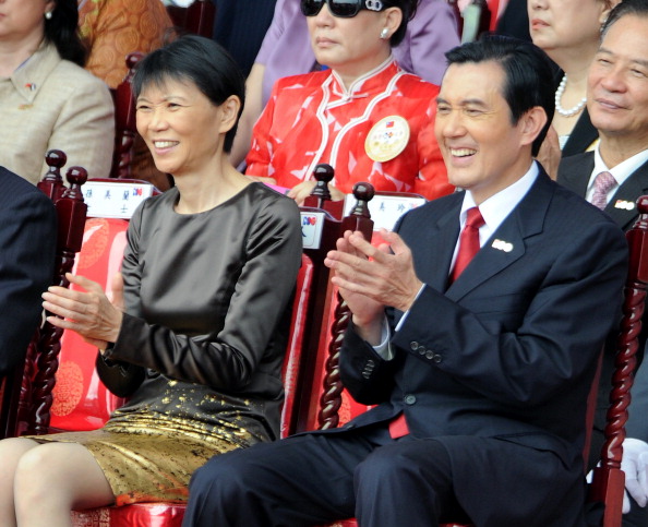 Президент Тайваня Ма Инцзю с супругой на торжествах по случаю годовщины 100-летия Синьхайской революции в Тайбэе. Фото: Sam Yeh/AFP/Getty Images