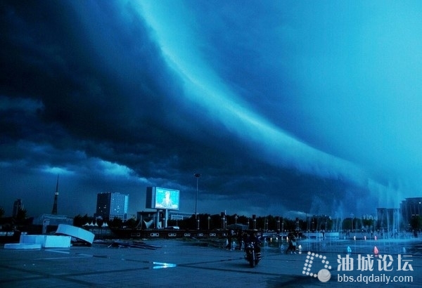 Необычные картины неба. Город Дачин провинции Хэйлуцзян. Июль 2010 год. Фото с epochtimes.com