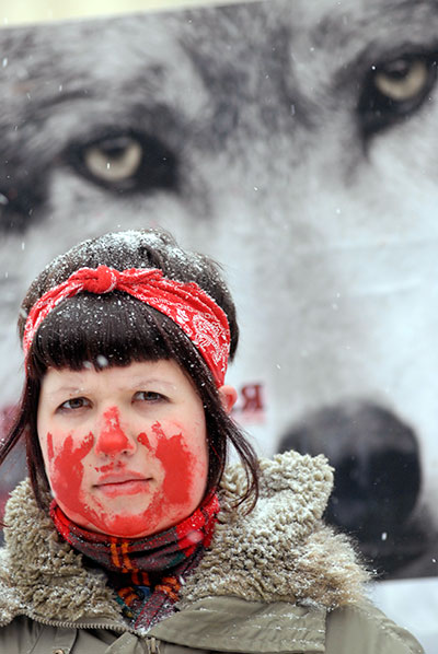 Активисты общественной организации «За права животных» протестуют против меха. Фото: Владимир Бородин/The Epoch Time