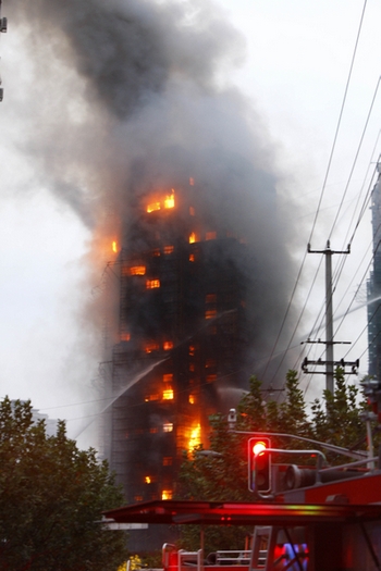 В результате пожара погибло более 50 человек. Шанхай. Ноябрь 2010 год. Фото с epochtimes.com