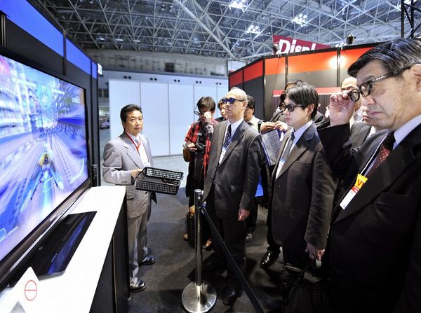 В Токио проходит международная выставка плоских телевизоров. Фото: YOSHIKAZU TSUNO/AFP/Getty Images