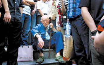Фото с места событий. Город Чунцин. 12 июня 2009 год. Фото с epochtimes.com