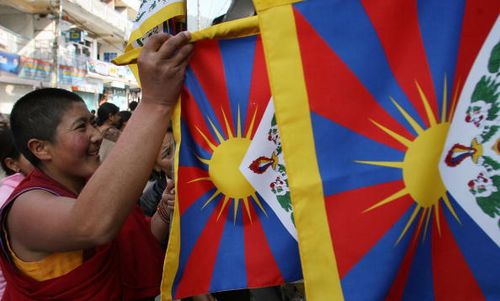 Сотни тибетских изгнанников вышли из Индии в шестимесячный марш на Тибет в знак протеста против власти Китая в этом районе Гималаев. Фото: Manan Vatsyyayana/AFP/Getty Images