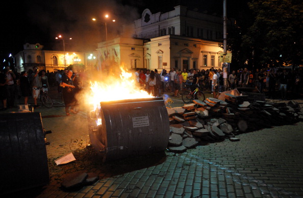 Нічна акція протесту в Софії, Болгарія. Фото: NIKOLAY DOYCHINOV/AFP/Getty Images