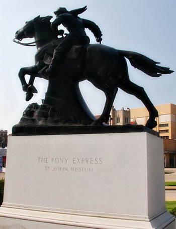 Празднование: статуя «Пони-экспресс» возвышается в Св. Джозефе. Фото с сайта theepochtimes.com