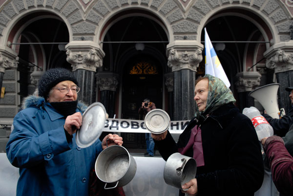 Пікет біля НБУ. Невдоволені пенсіонери вимагають грошових компенсацій.25 листопада, Київ. Фото: Володимир Бородін / The Epoch Times