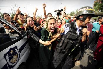 Новая волна протеста уйгуров началась в Урумчи. 7 июля 2009 год. Фото: PETER PARKS/AFP/Getty Images