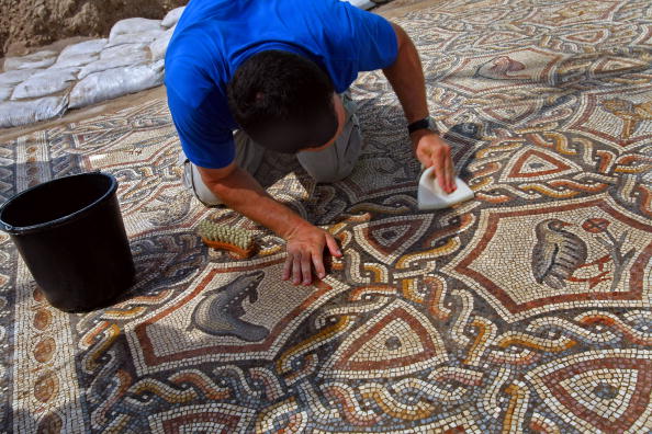 Израильские ученые очистили от грунта одну из крупнейших и наиболее сохранившихся древних мозаик. Фото: Niki Davidov/IAA via Getty Images