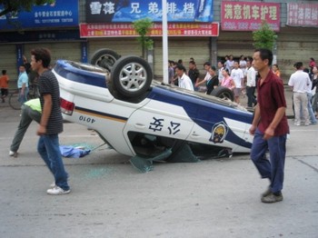 Разбитая полицейская машина. Многотысячный народный бунт произошёл с 19 на 20 июня в городе Шишоу провинции Хубэй. Фото с ntdtv.com