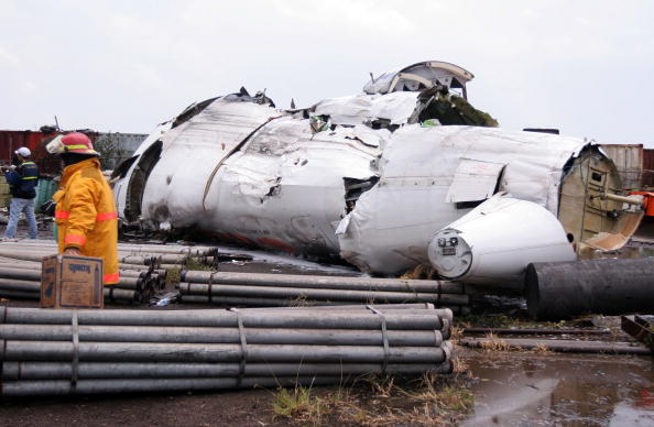 Разбился самолет в Венесуэле, 23 человека выжили, подтверждена гибель 13 человек, судьба 15-и неизвестна. Самолет ATR-42 авиакомпании Conviasa. Фото: Orlando GOMEZ/AFP/Getty Images